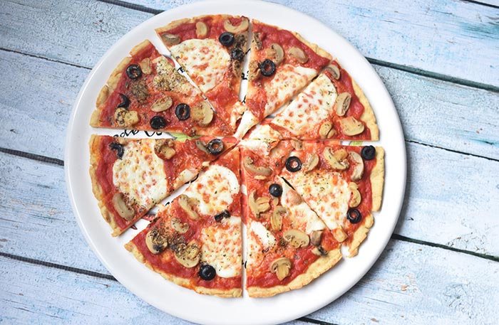 glutenvrije pizza met mozzarella en olijven